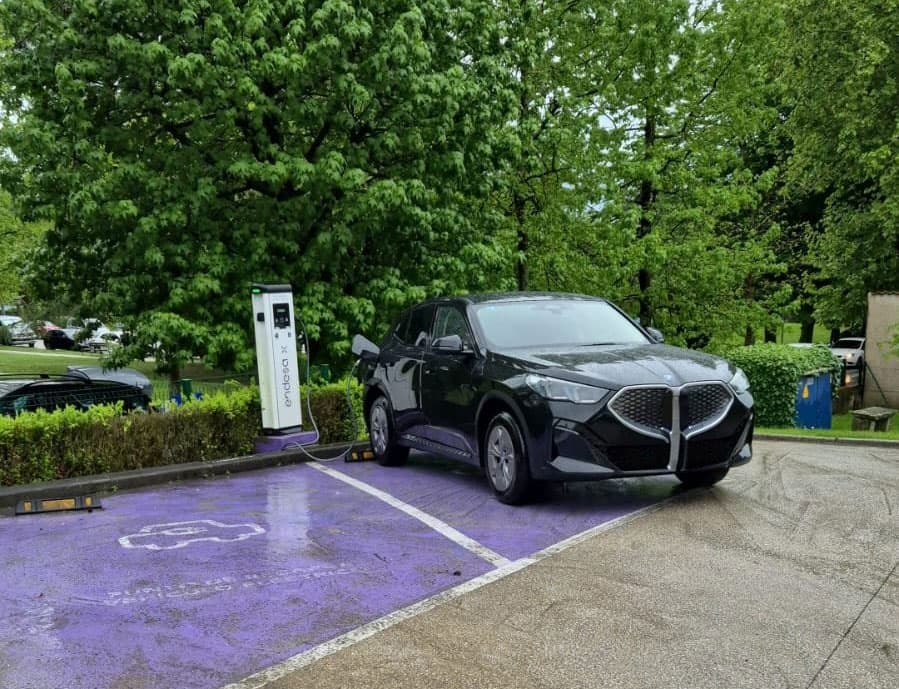 BMW iX2 eléctrico de VTC Taxi cargando en un punto de recarga en Pontevedra
