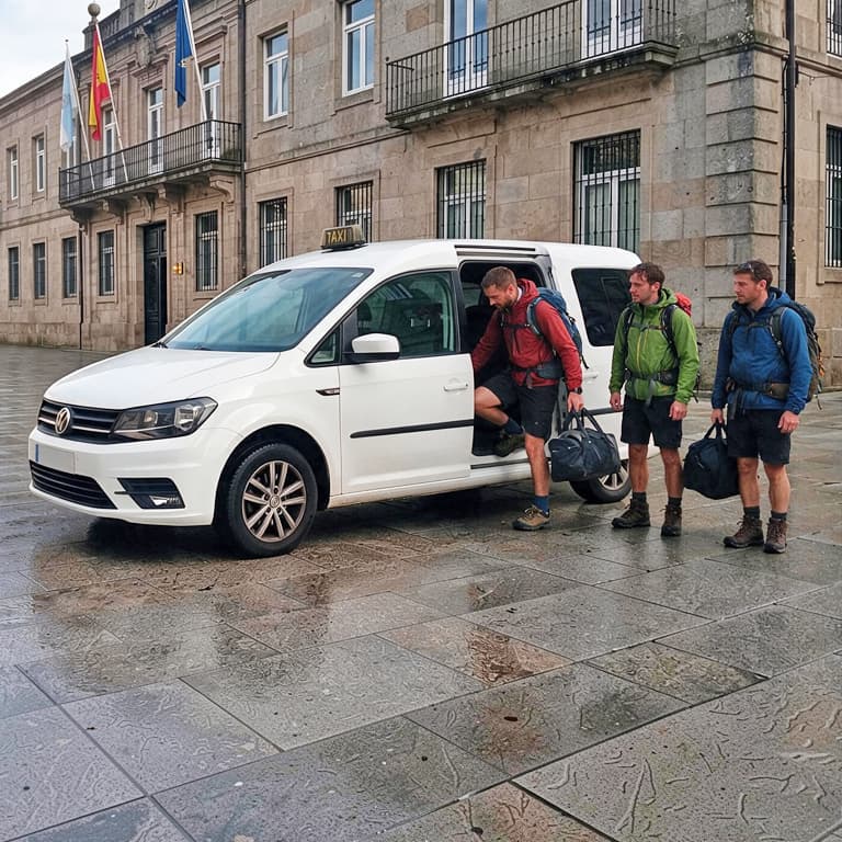 Vehículo de ocho plazas de VTC Taxi preparado para un traslado de grupo en Pontevedra