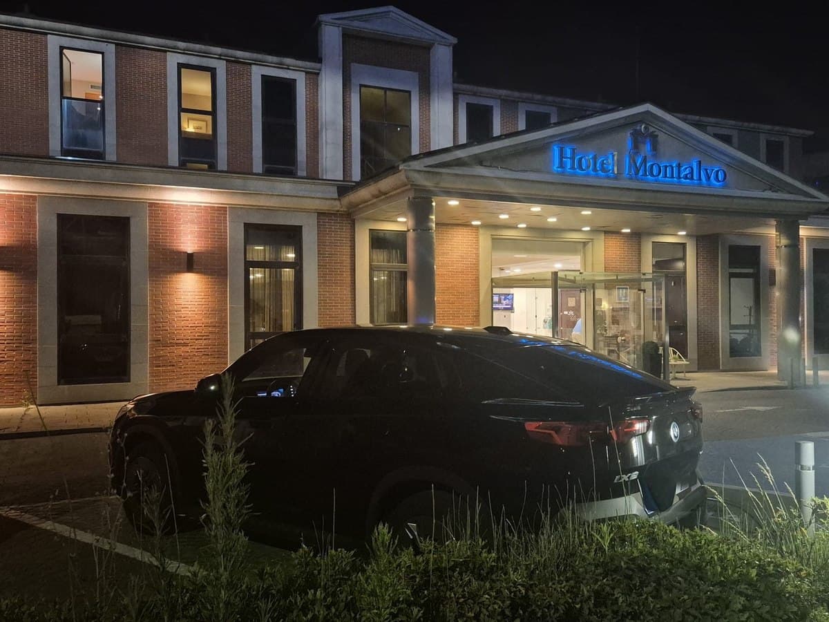 Vehículo de VTC Taxi esperando de noche a la entrada de un hotel tras el traslado desde el aeropuerto