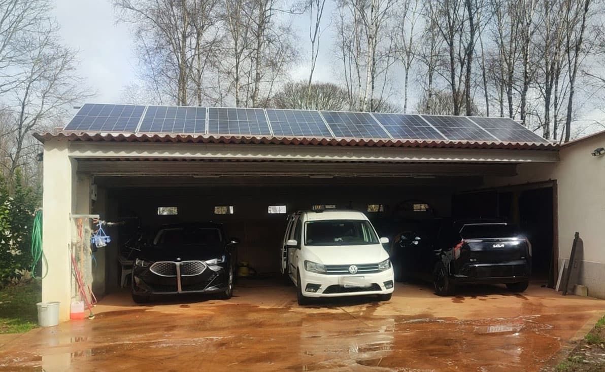 Flota de VTC Taxi con las tres licencias VTC en su base de Lalín, Pontevedra